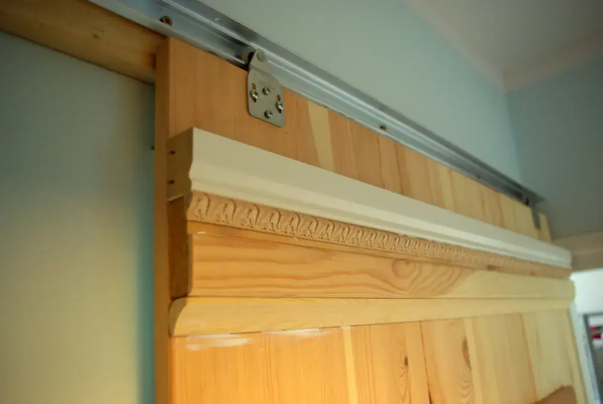 Jak zrobić drzwi przesuwne do wiaty krok po kroku – prosty poradnik DIY