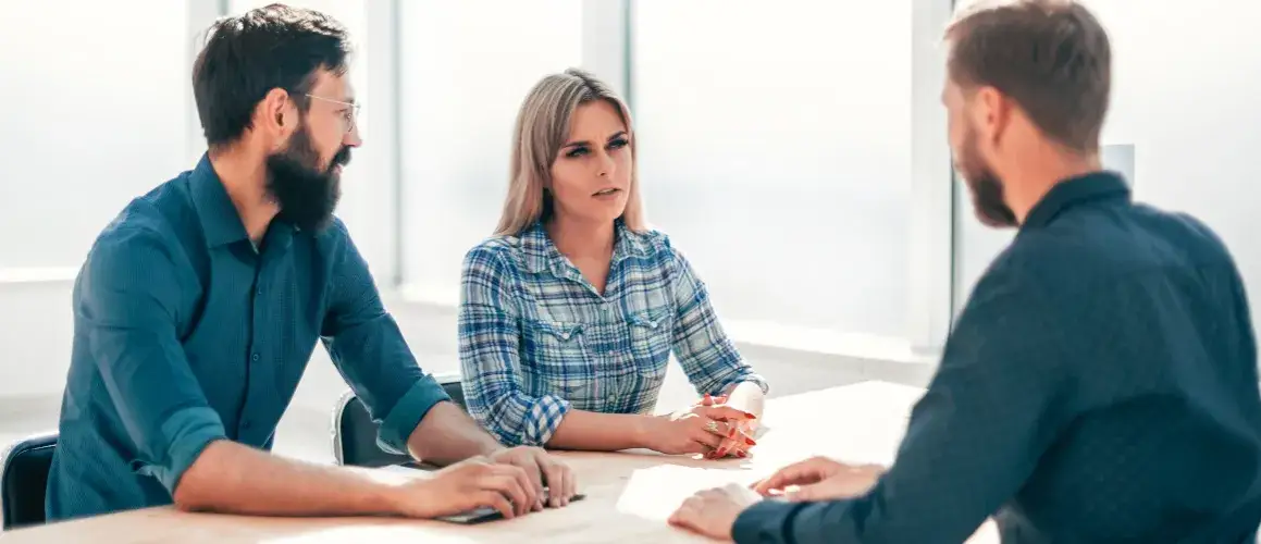 Jak zatrudnić Ukraińca: krok po kroku przez proces i dokumenty