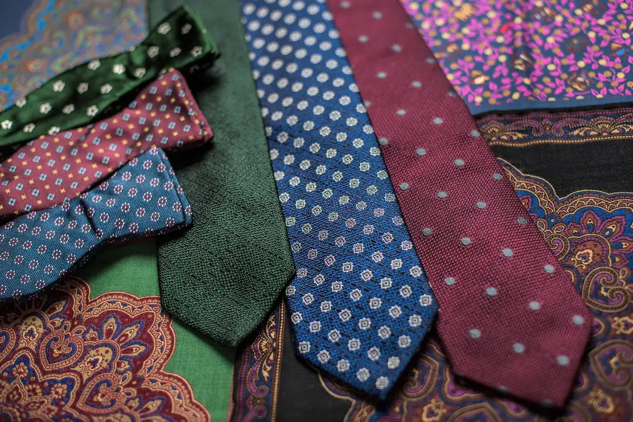 Mucha czy krawat dla pana młodego – co wybrać na ślub i dlaczego