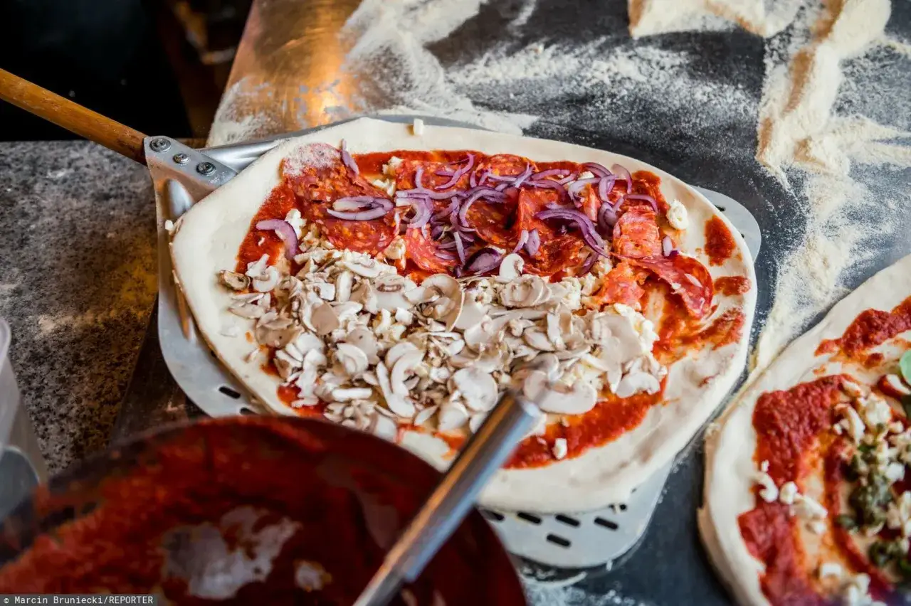 Ile sera na pizzę? Odkryj idealne proporcje i smaki serów