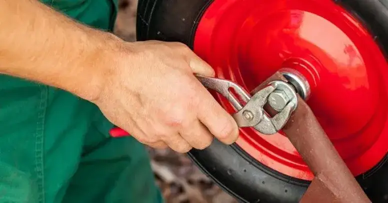 Jak zamontować koło do taczki i uniknąć najczęstszych błędów