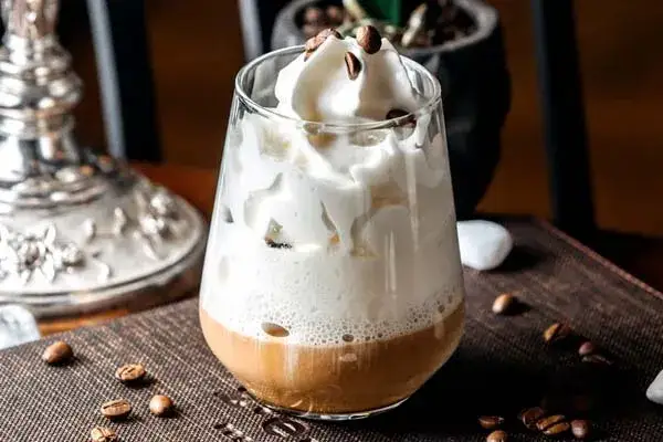 Ile kalorii ma kawa latte? Zaskakujące różnice w kaloryczności!