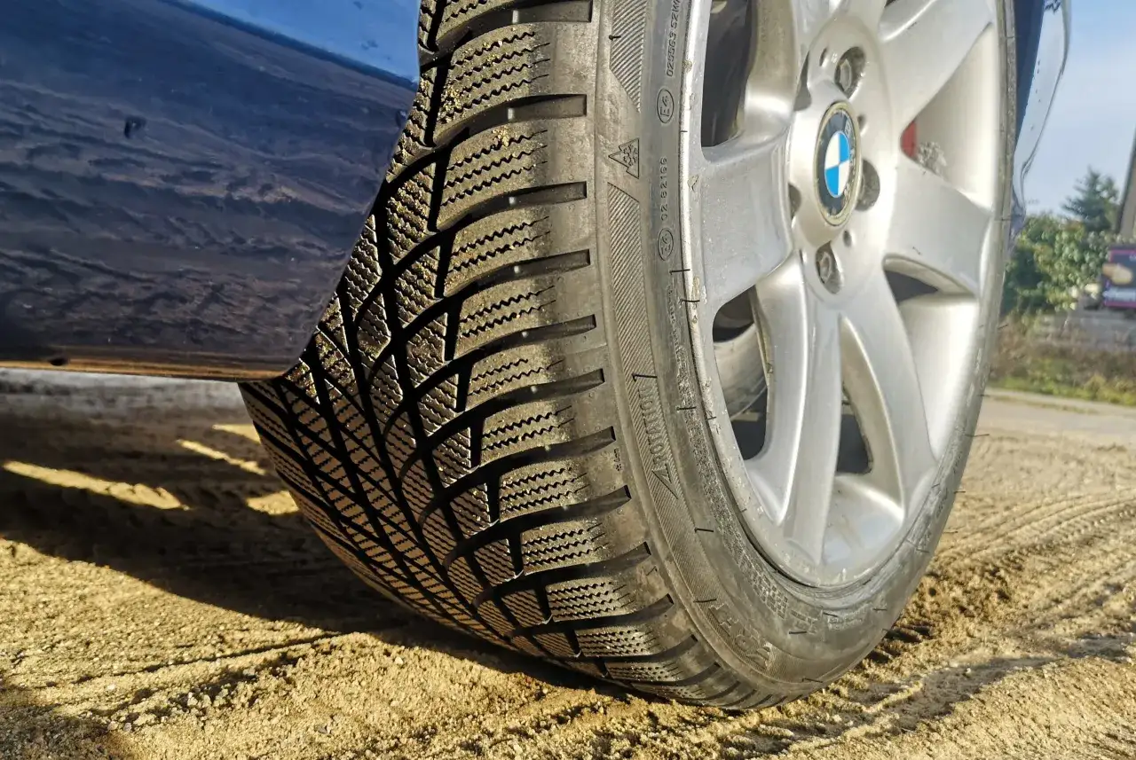 Kiedy zmienia się opony na zimowe, aby uniknąć niebezpieczeństwa na drodze