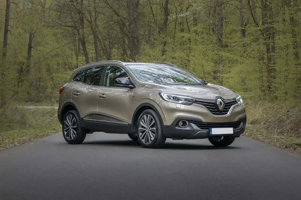 Czy woskować samochód? Odkryj korzyści i uniknij uszkodzeń lakieru