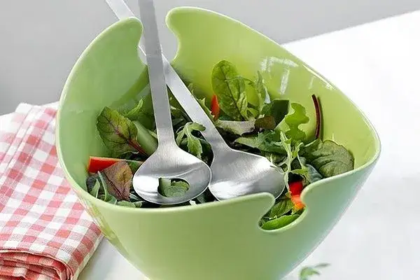 W czym podać sałatkę? Najlepsze naczynia, które zachwycą gości