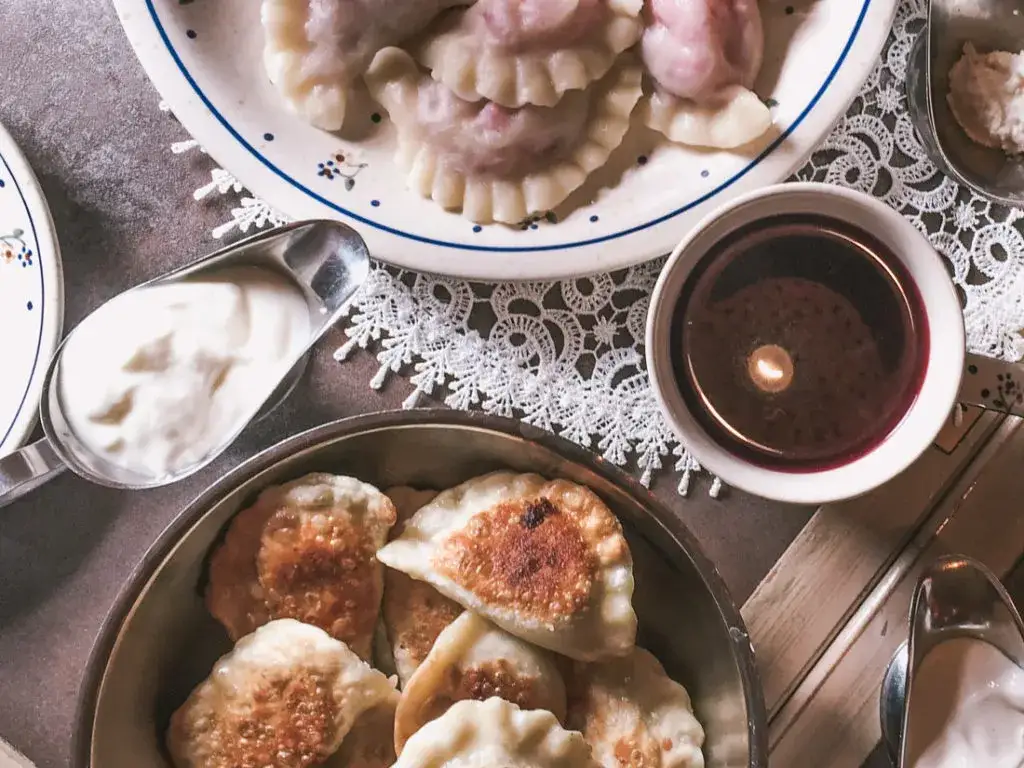 Co warto zjeść w Warszawie? Sprawdź najlepsze dania i miejsca, których nie możesz przegapić