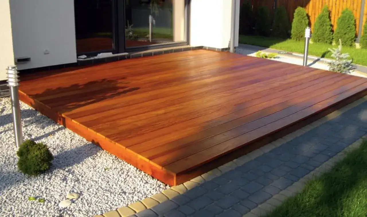 Ile kosztuje budowa tarasu z drewna? Zaskakujące ceny i ukryte wydatki.