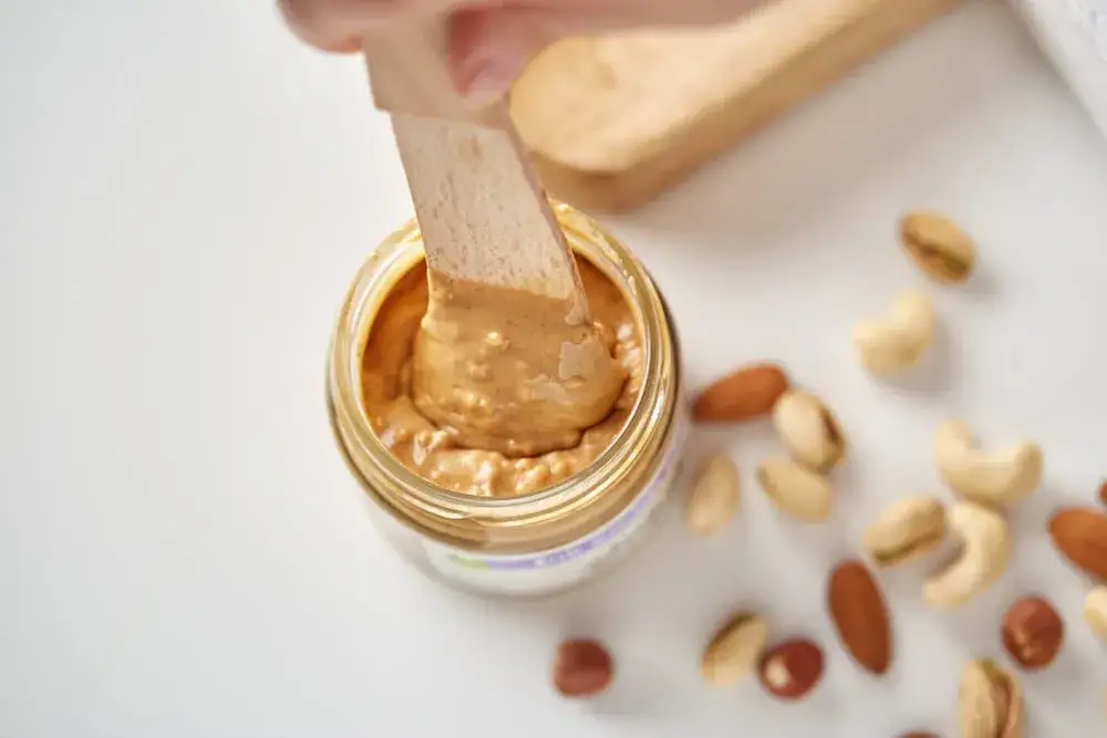 Czy psy mogą jeść masło orzechowe? Poznaj korzyści i zagrożenia