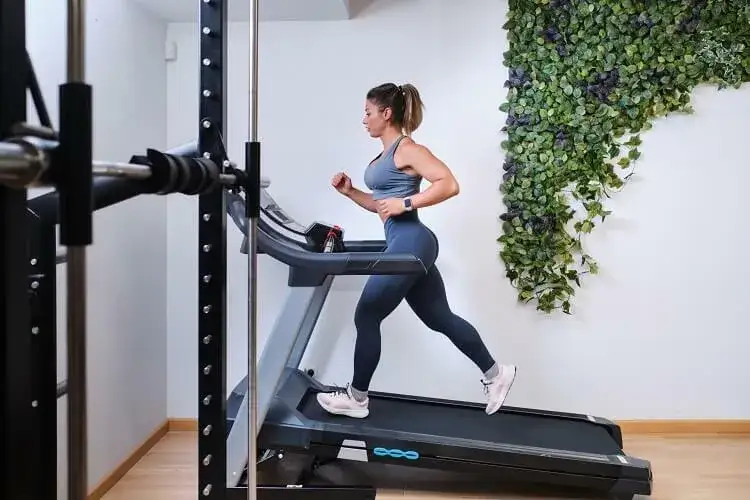 Czy chodzenie na bieżni naprawdę pomaga schudnąć? Sprawdź, jak to działa!