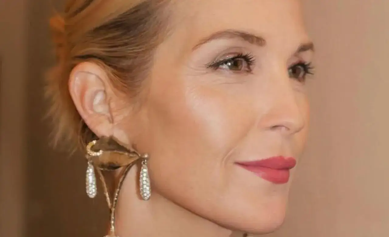 Jaki kolor szminki odmładza? Odkryj odcienie, które dodają blasku