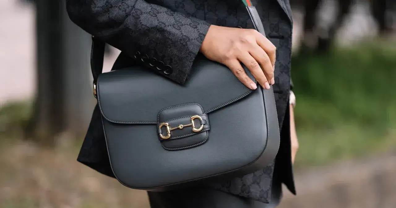 Jak się ubrać na pogrzebie latem, aby czuć się komfortowo i godnie