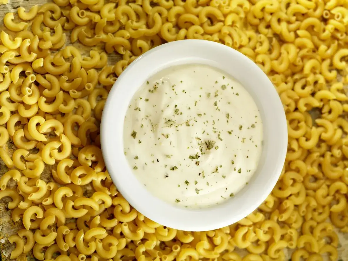 Prosty przepis na sos śmietanowy z mąką, który zachwyci smakiem