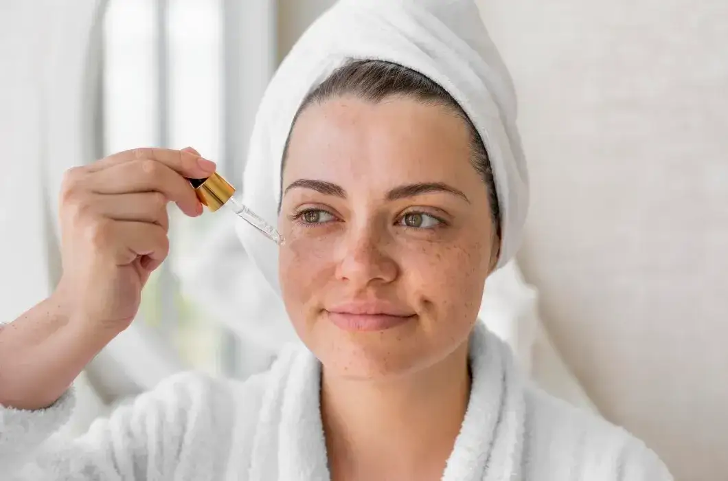 Jaki olejek pod oczy pomoże w walce z cieniami i opuchlizną?