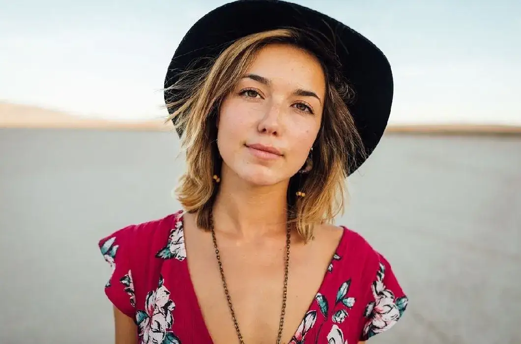 Jaki peeling do cery trądzikowej? Odkryj skuteczne i łagodne opcje