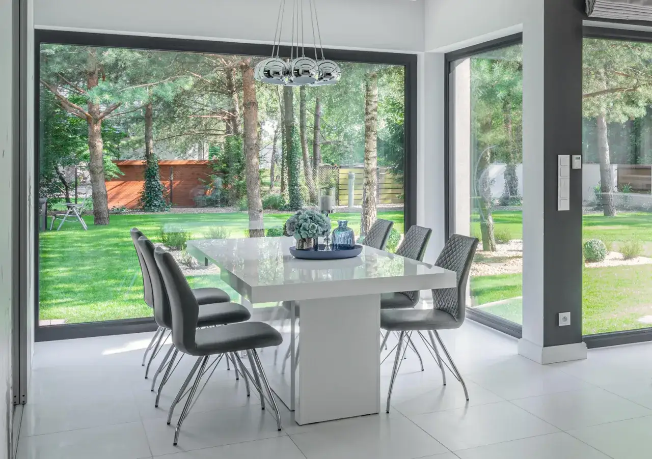 Okno w ramie czy w skrzydle – które lepsze dla Twojego domu?