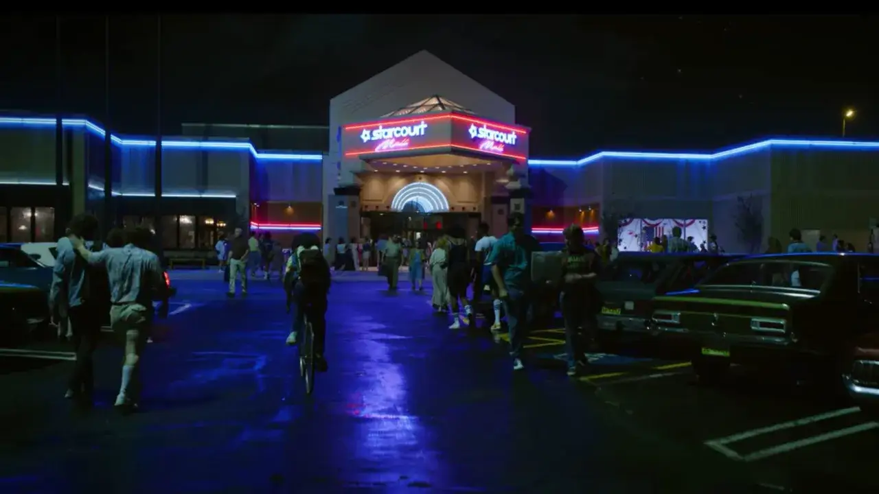 Stranger Things sezon 3 odc 5: Co wydarzyło się w Starcourt Mall?