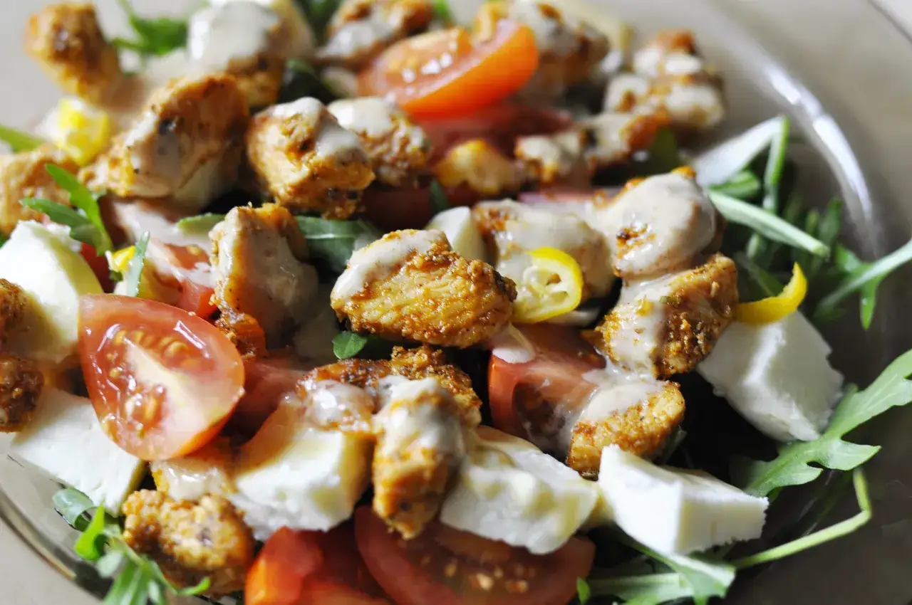 Najlepsze sosy do sałatki z kurczakiem – proste przepisy i porady smakowe