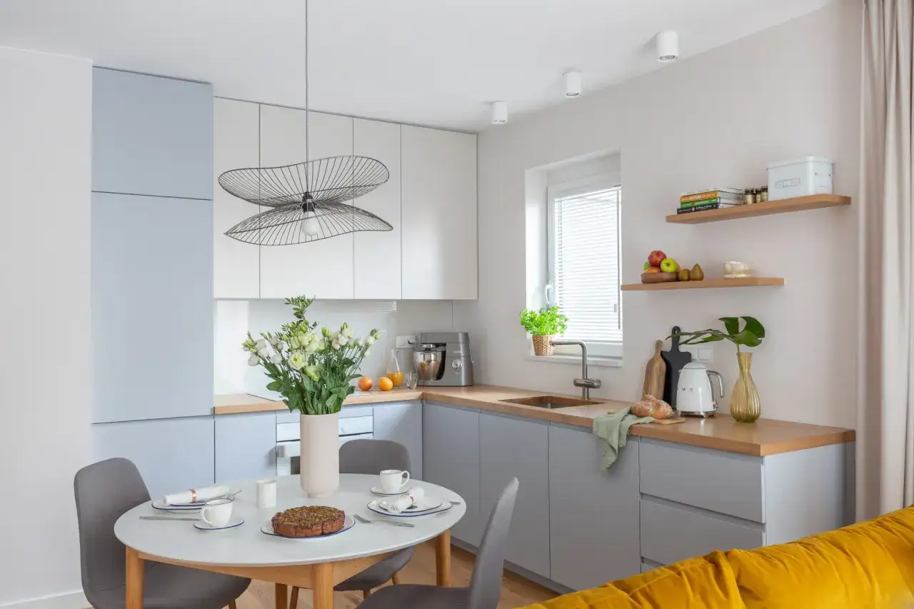 Jak urządzić małą kuchnię projekty, które zaoszczędzą przestrzeń i styl