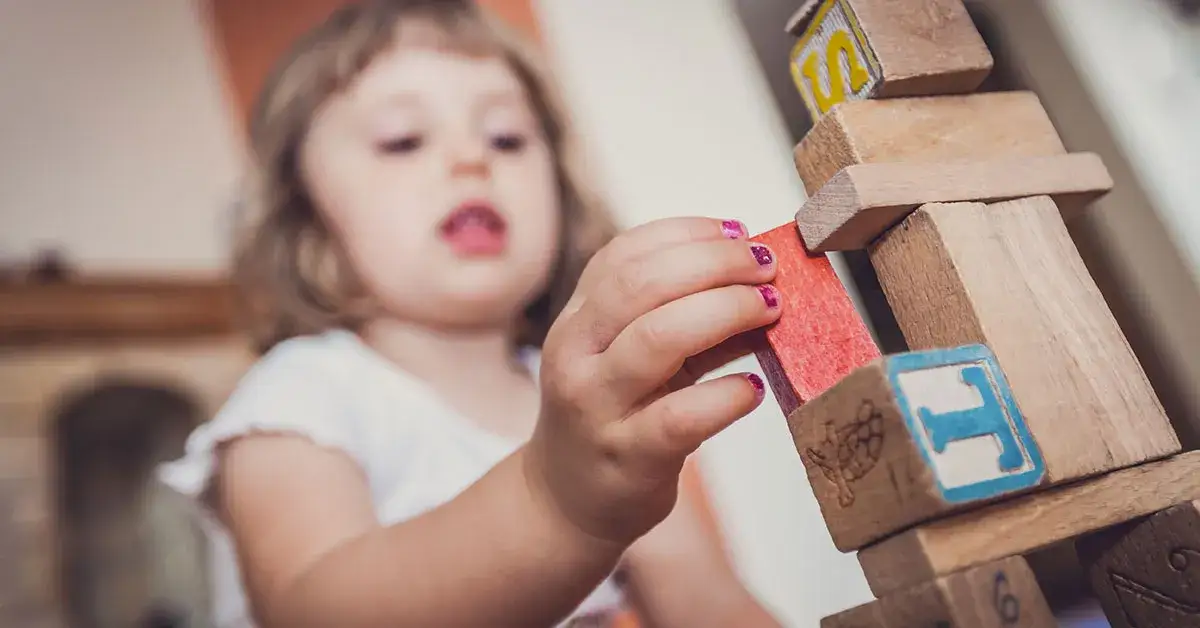 Jak wspierać rozwój poznawczy dziecka - skuteczne strategie i zabawy