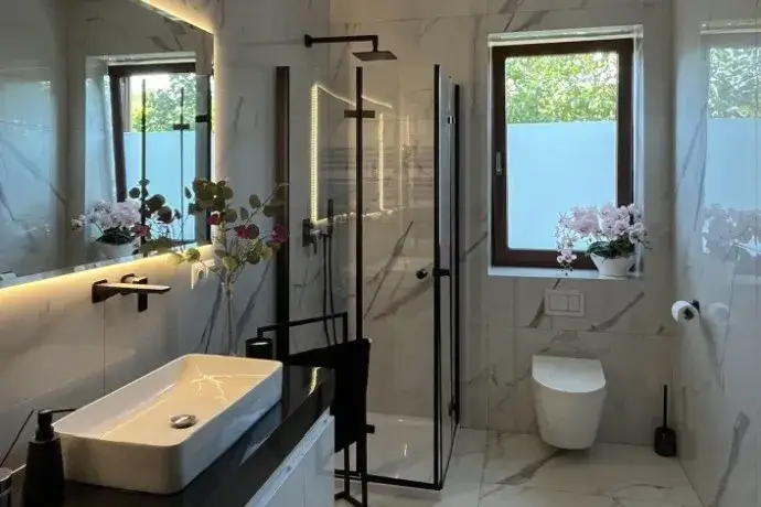 Jak dobrze oświetlić łazienkę, aby uniknąć ciemnych zakamarków?