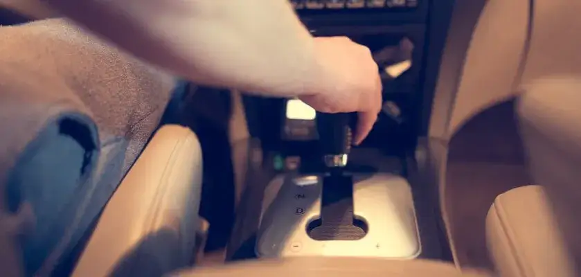 Czy młody kierowca może jeździć sam? Poznaj ważne przepisy i zasady