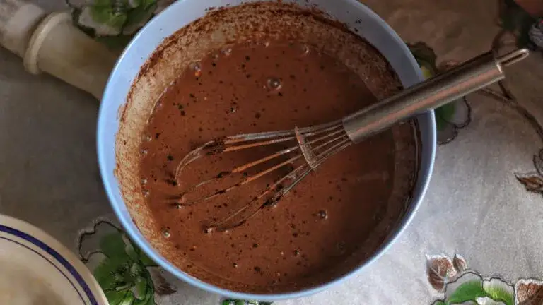 Jak rozpuścić czekoladę do polewy bez przypalenia i grudek – proste metody