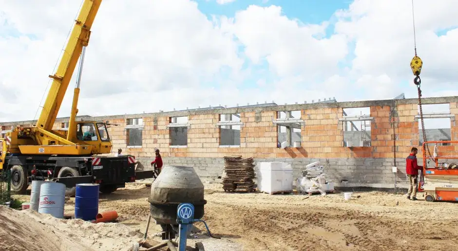 Koszt budowy chlewni: jakie wydatki warto uwzględnić i jak je oszacować?