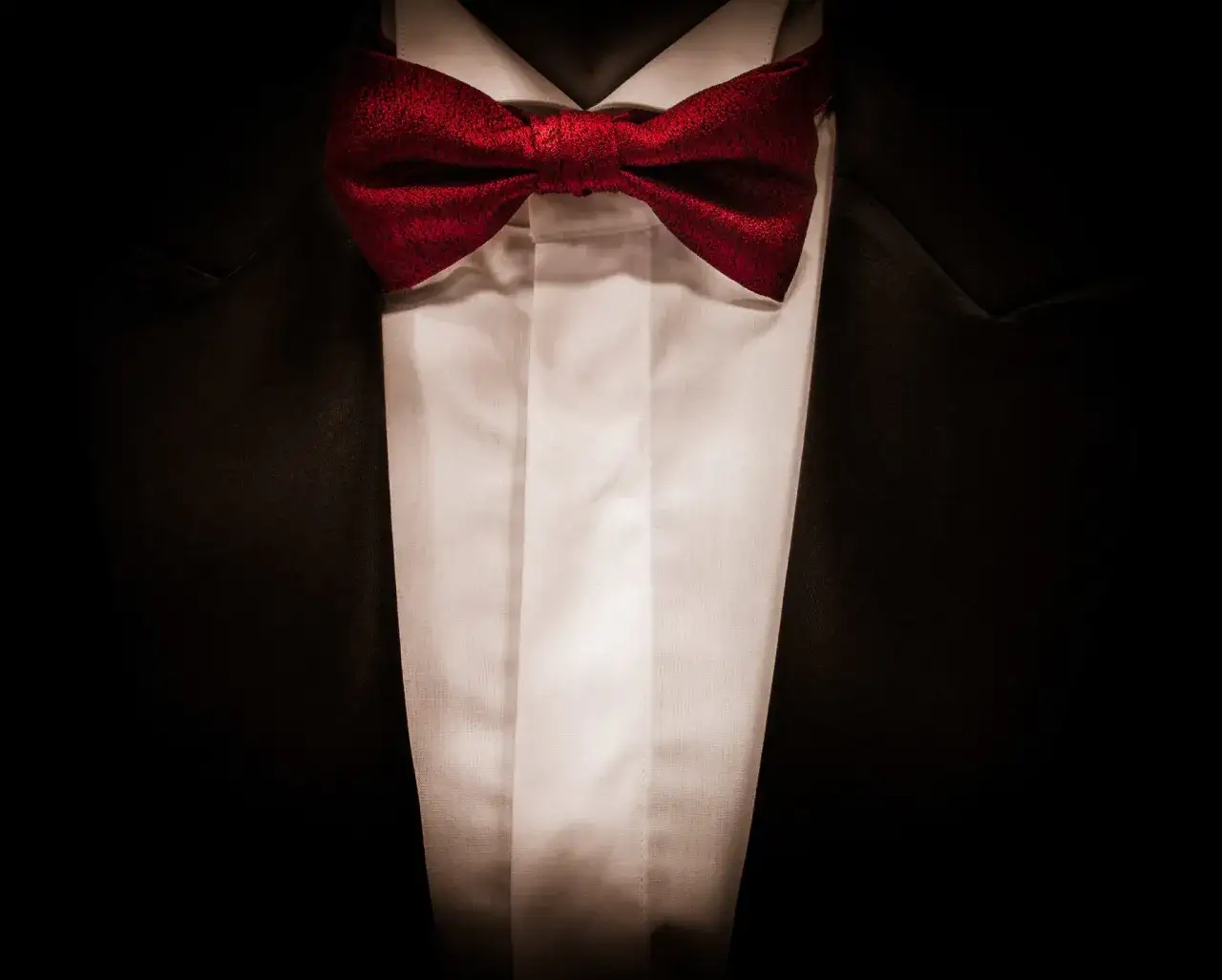 Mucha czy krawat na wesele – który wybór lepszy dla Twojej stylizacji?