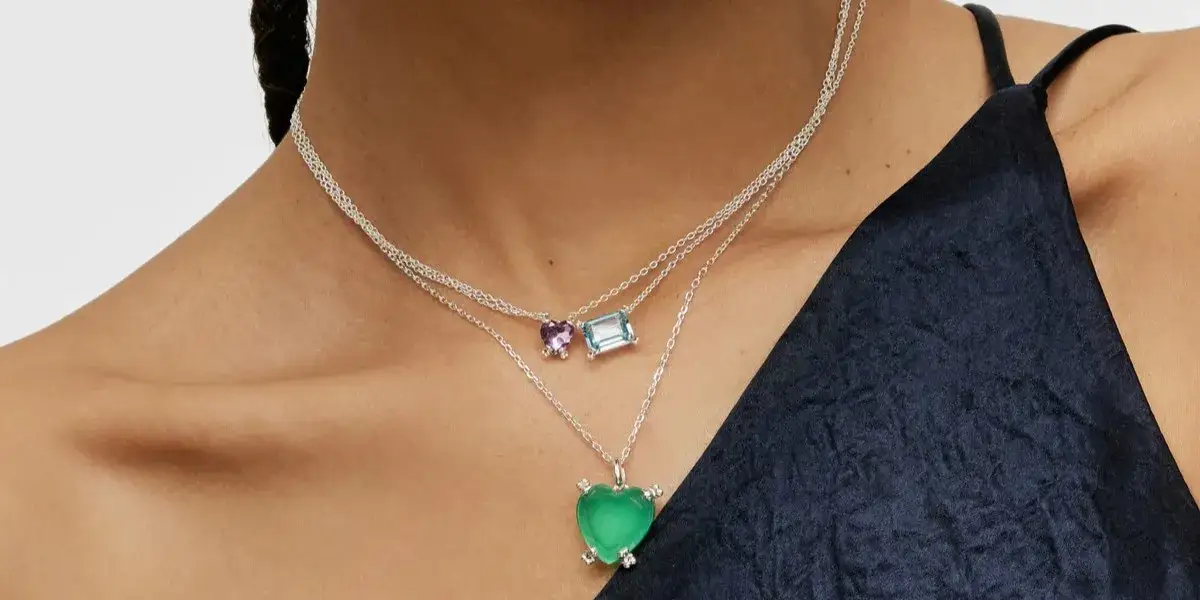 Idealny naszyjnik do sukienki z dekoltem V, który podkreśli Twój styl