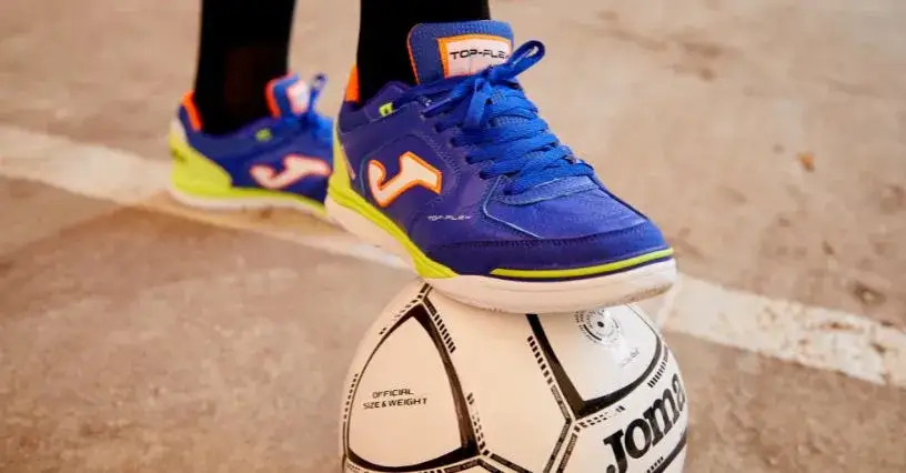 Jakie buty do piłki nożnej halowej wybrać, aby uniknąć kontuzji?