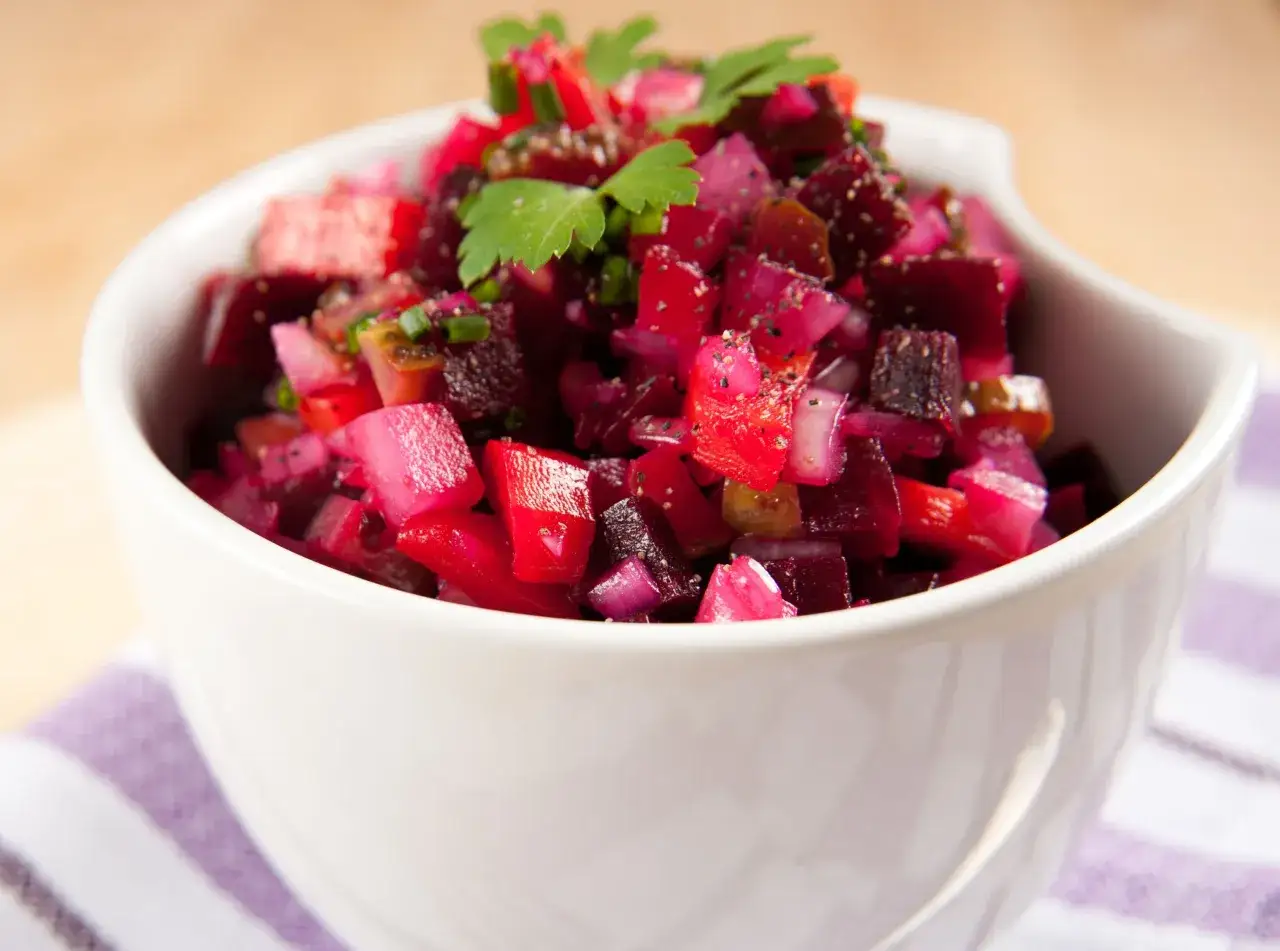 Co dodać do sałatki jarzynowej, aby zaskoczyć gości smakiem