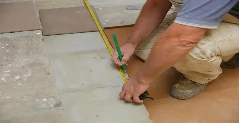 Jak położyć płytki na schodach wewnętrznych bez błędów i z trwałością