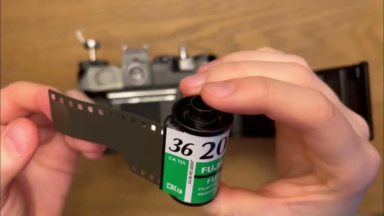 Jak włożyć kliszę do aparatu: 7 kroków dla początkujących