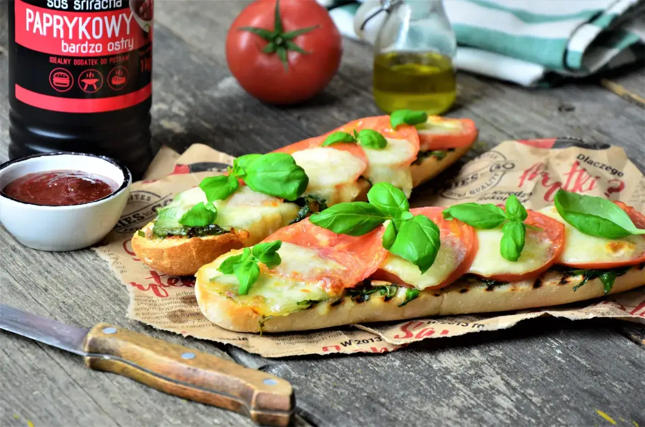 Zaskakująca zapiekanka z pomidorami i mozzarellą - proste przepisy