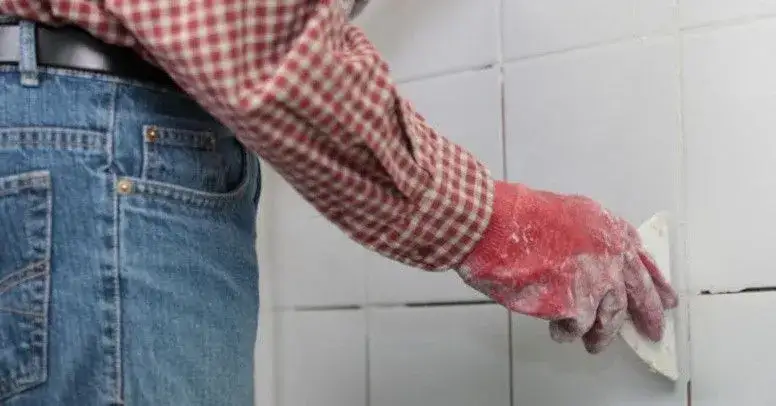 Jak wymienić fugę i uniknąć powszechnych błędów w DIY