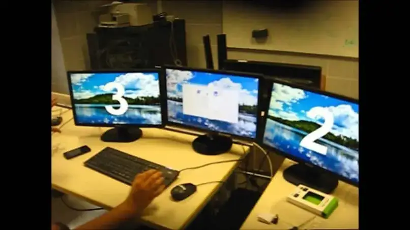 Jak podłączyć 3 monitory do laptopa – prosty sposób na zwiększenie produktywności