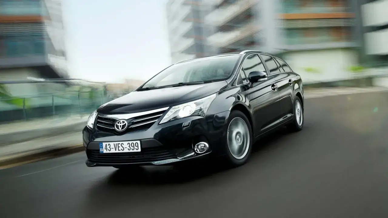 Jakie żarówki do Toyoty Avensis T27? Sprawdź, aby uniknąć błędów!