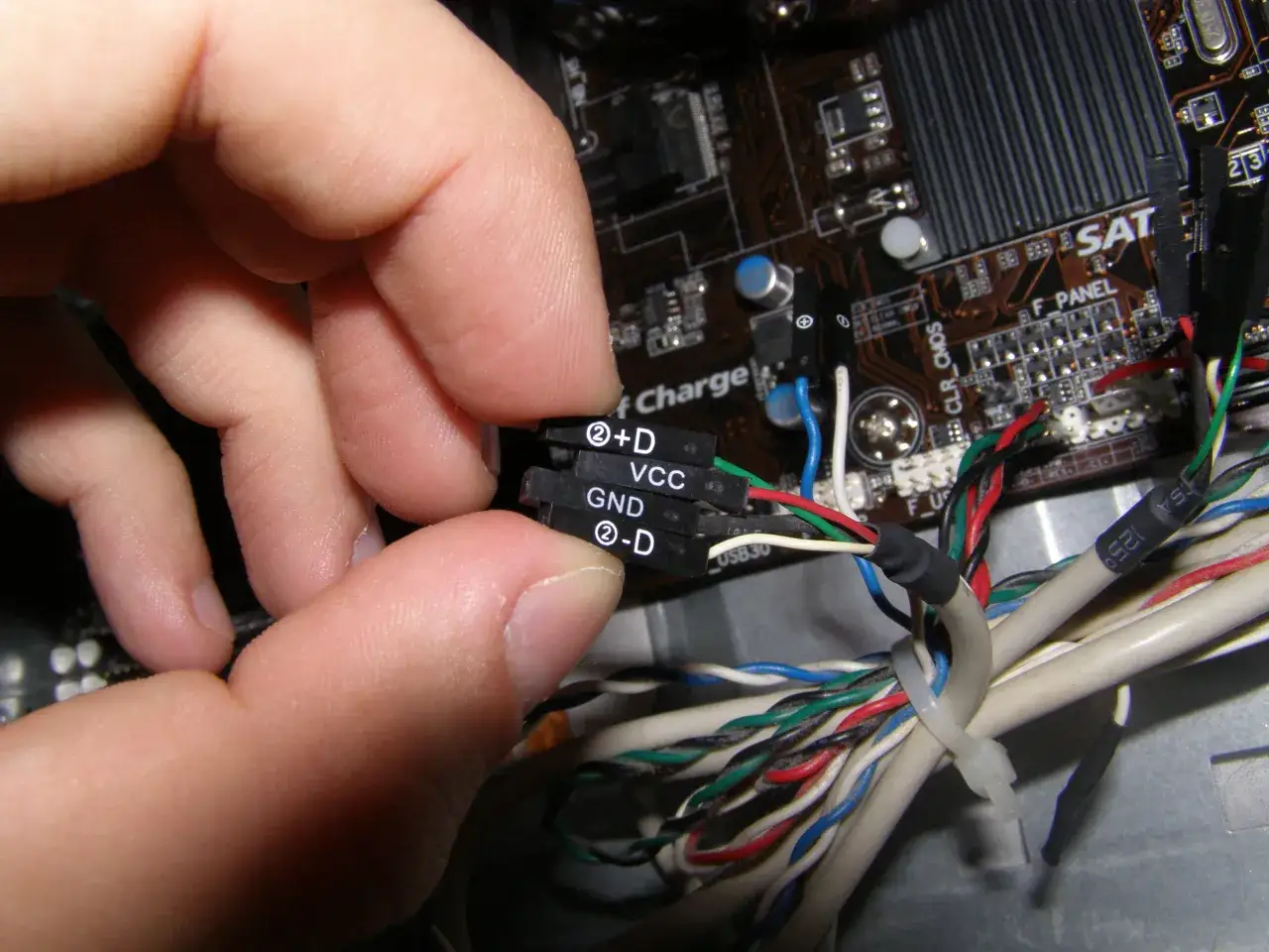 Jak podłączyć kable do płyty głównej Gigabyte bez zbędnych problemów