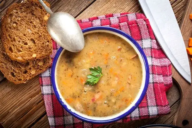 Ile kalorii ma grochówka? Zaskakujące różnice w kaloryczności!