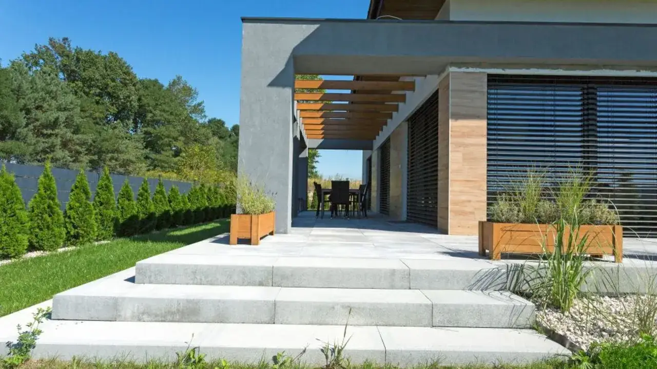 Co na taras betonowy ze schodami? Kluczowe informacje o budowie i wykończeniu