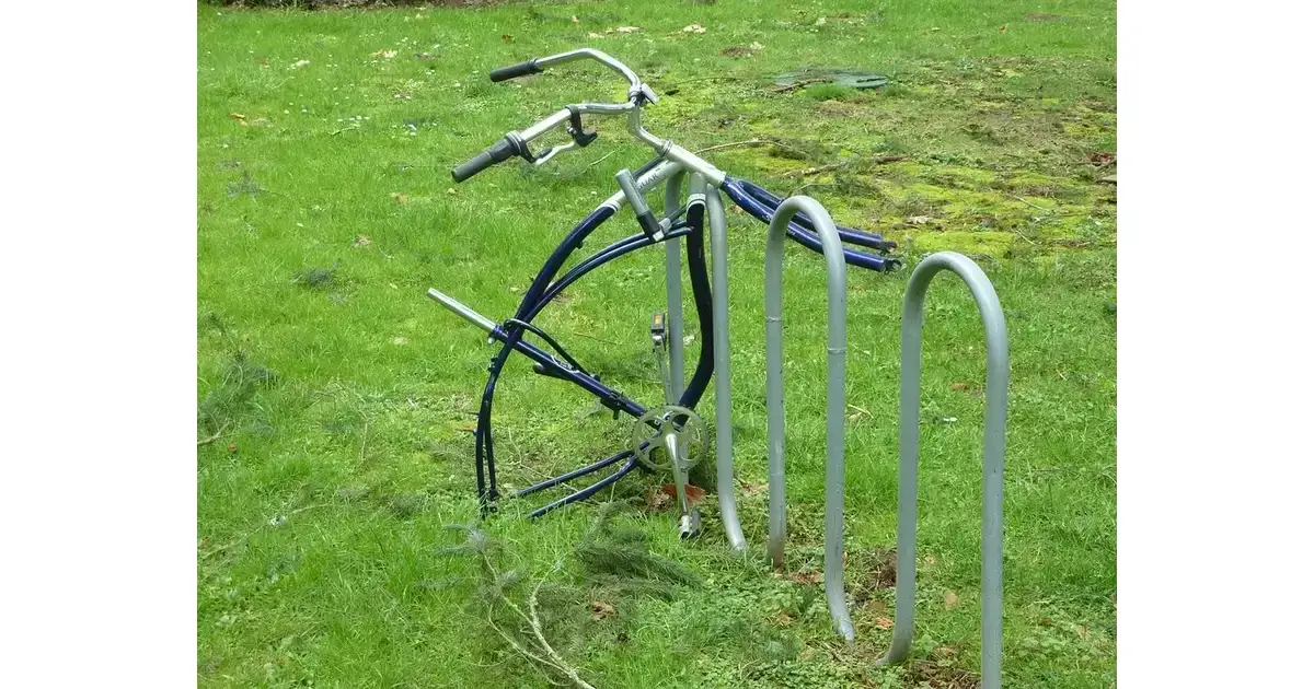 Jak przypiąć rower do stojaka, aby uniknąć kradzieży i cieszyć się bezpieczeństwem