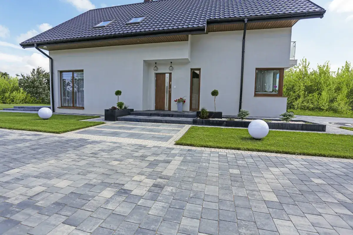 Jaka kostka do szarej elewacji? Przewaga trwałości i estetyki w wyborze