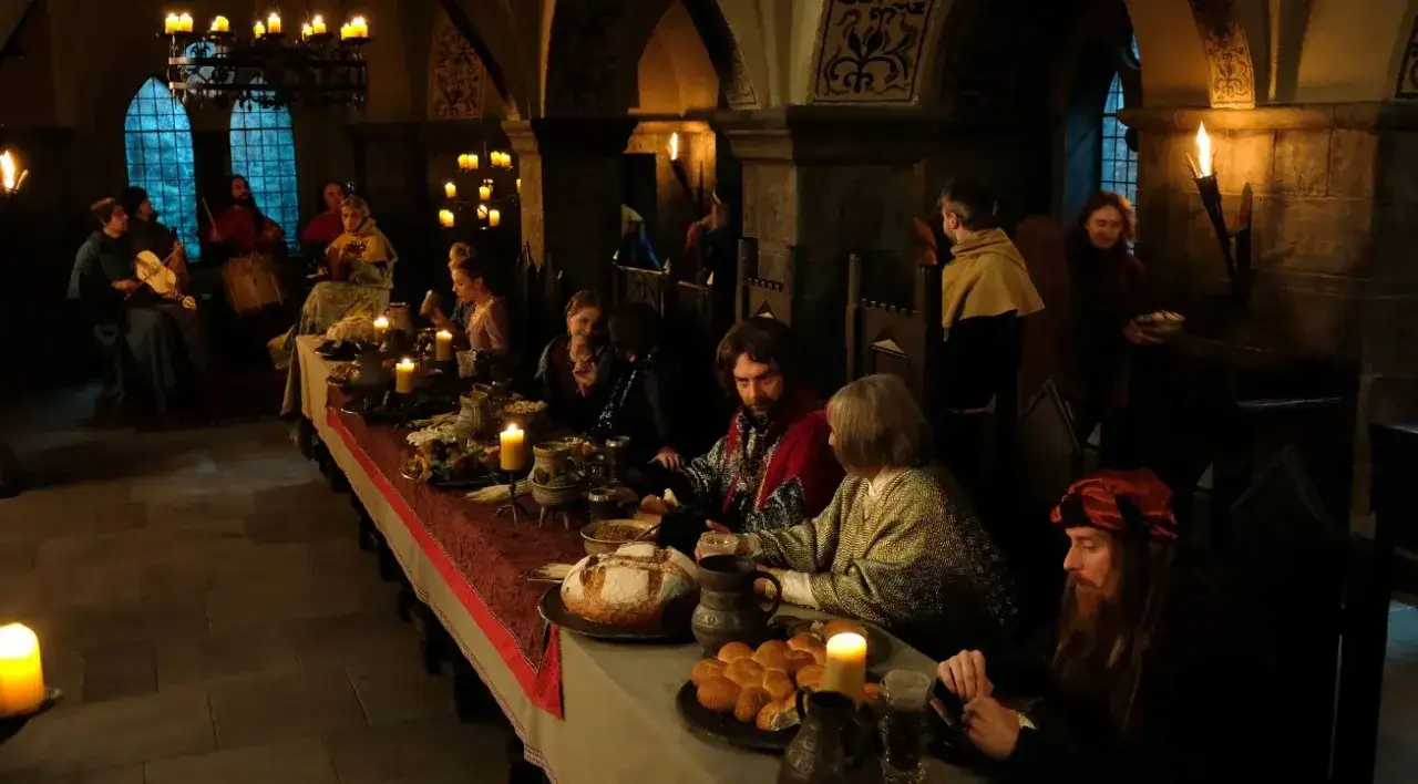 Co jadano w średniowieczu? Niezwykłe potrawy i różnice społeczne