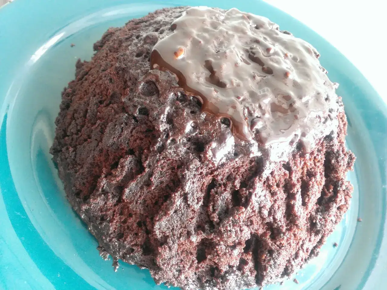 Szybki przepis na ciasto z mikrofali z budyniem w 5 minut, które zachwyca