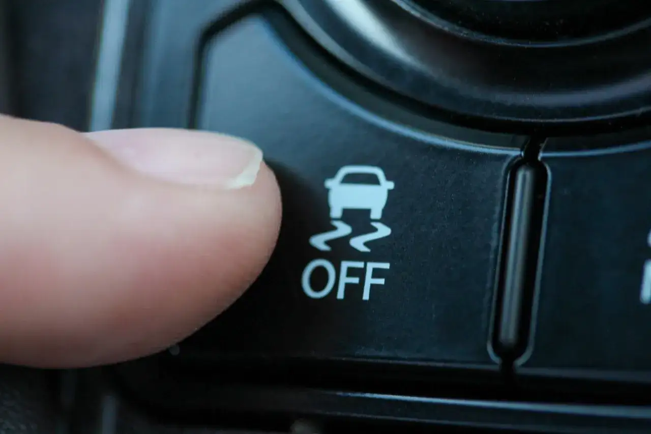 Kontrola trakcji w samochodzie - jak poprawia bezpieczeństwo jazdy