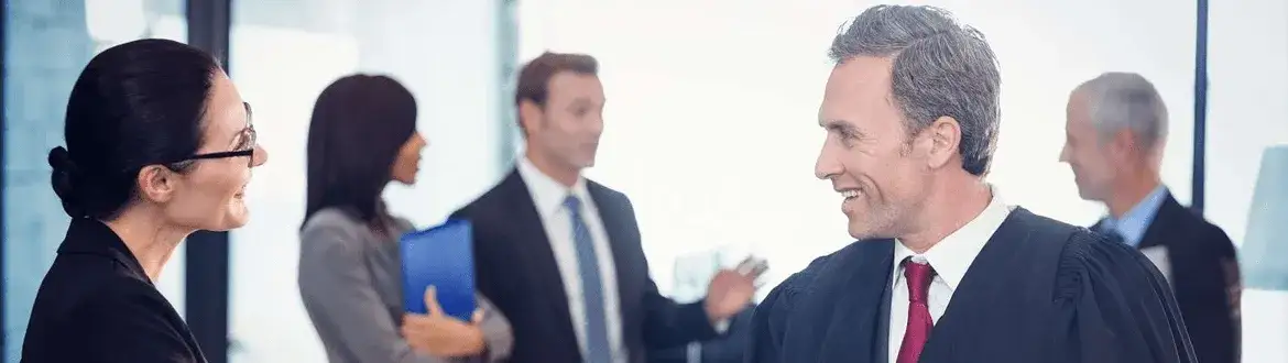 Czym się różni adwokat od prawnika? Kluczowe różnice, które musisz znać