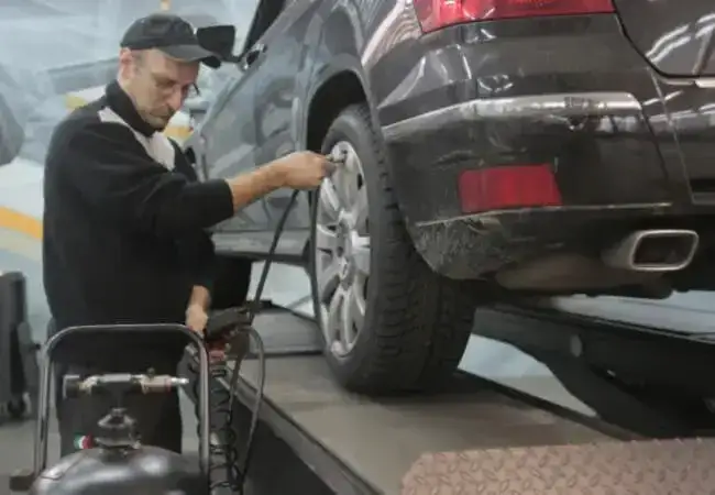 Ile zarabia diagnosta samochodowy? Fakty o zarobkach i warunkach pracy