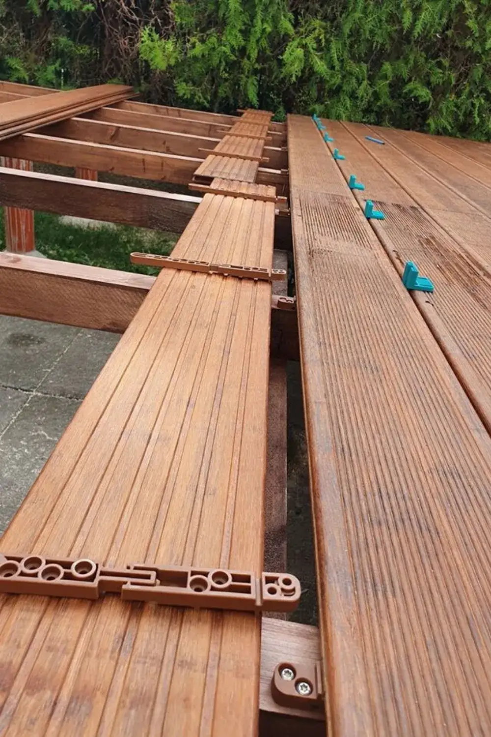 Idealna przerwa między deskami na tarasie. Uniknij kosztownych błędów!