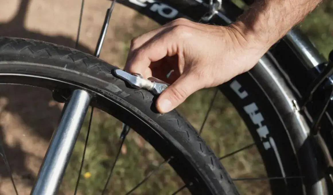 Jak zdjąć oponę z roweru - krok po kroku i unikaj problemów z dętką