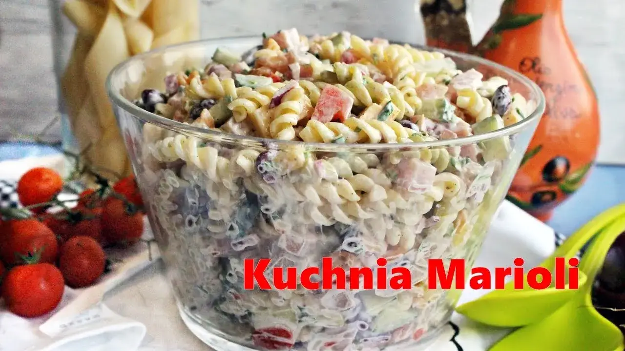 Jak zrobić sałatkę makaronową, która zaskoczy Twoich gości?